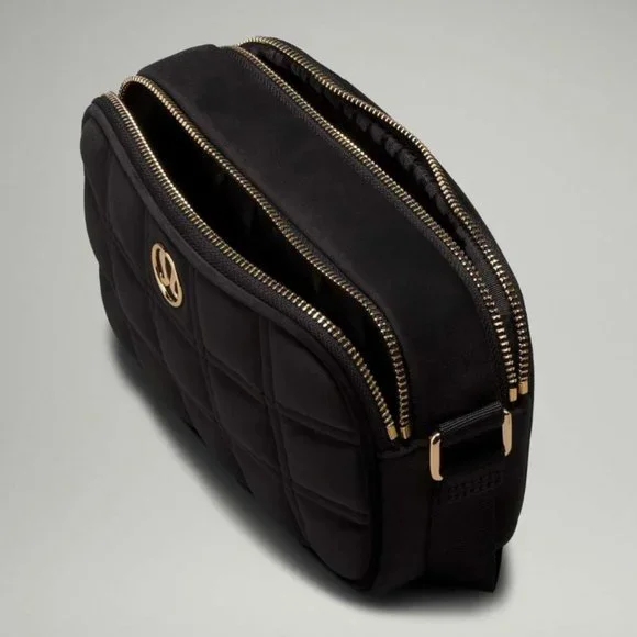(2367/68) LULULEMON Crossbody Camera Bag 2L *Quilted Velour Blk/Gld - Picture 2 of 4